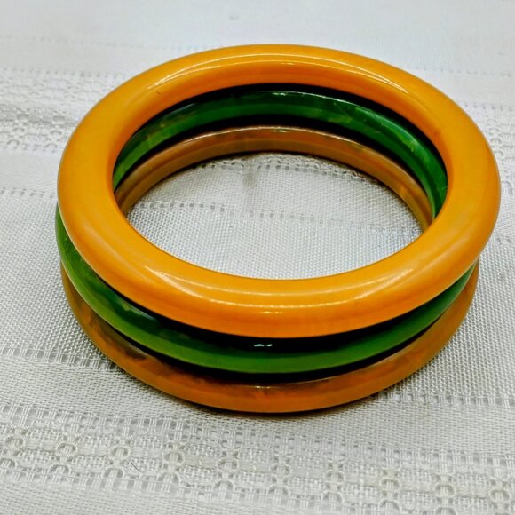 Three bakelite bangle bracelets in pea green, yellow and mustard 1960s - Picture 5 of 8